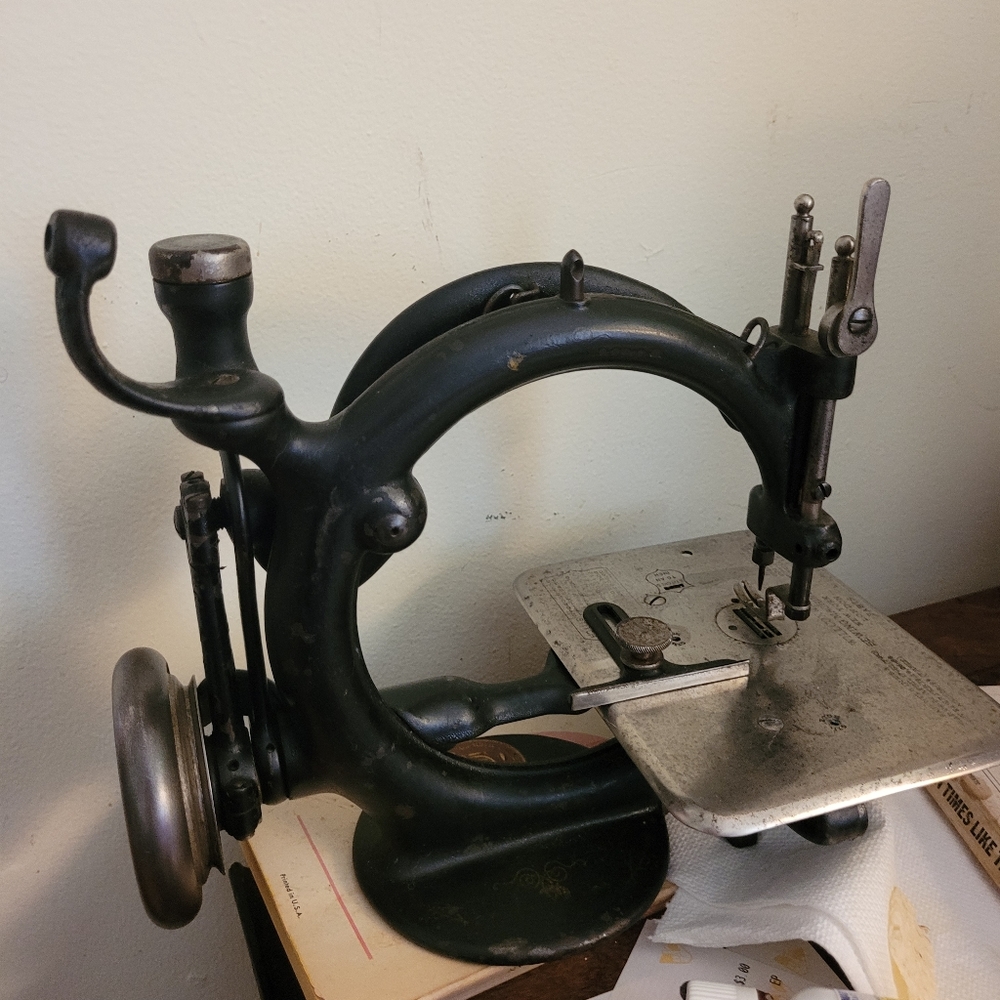 RARE Vintage hand crank sewing machine